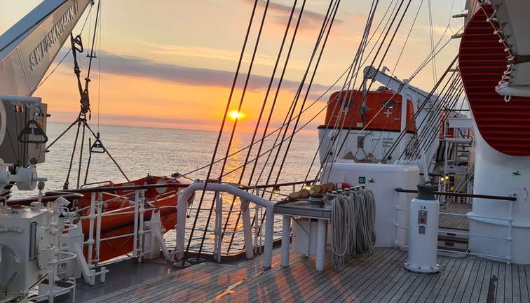 GOLDEN HORIZON