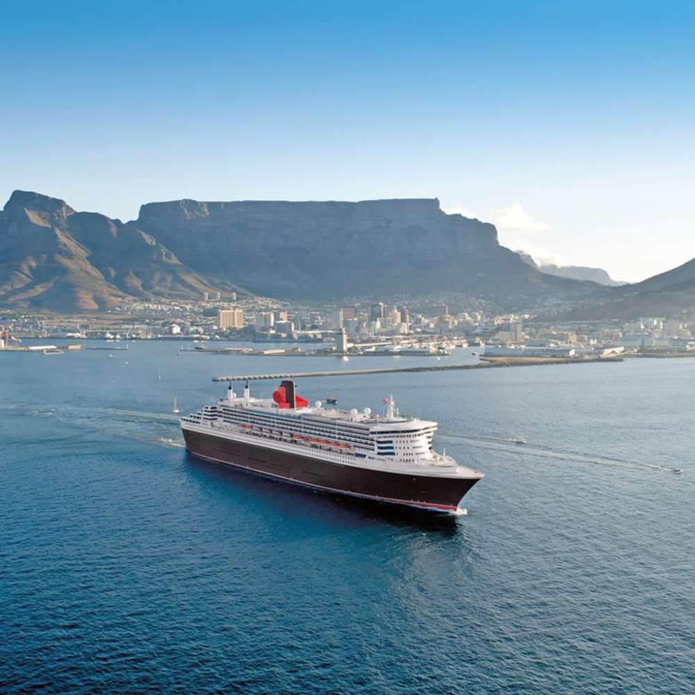 Queen Mary 2 in Cape Town