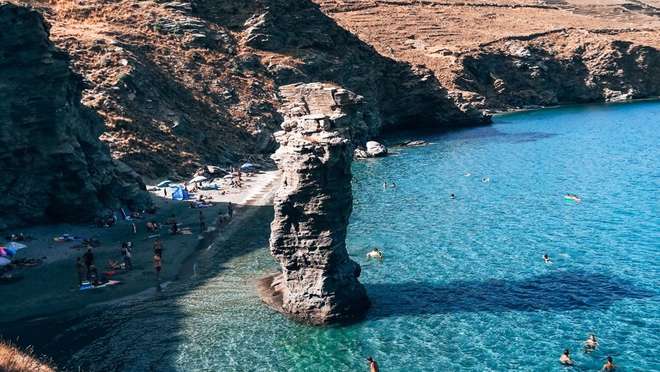 Explore the lush, mountainous northern gateway to the Cyclades, rich in neoclassical grandeur.