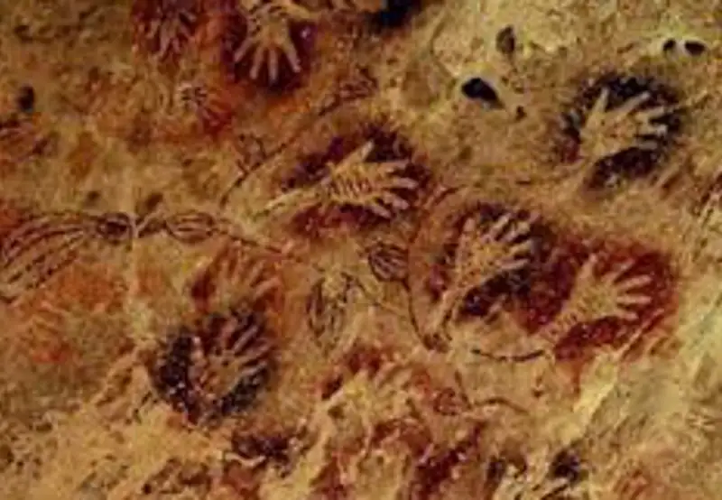See the Tapurarang Cliff Paintings
