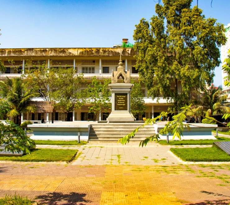 Phnom Penh - Tuol Sleng Genocide Museum, Killing Fields & Russian Market