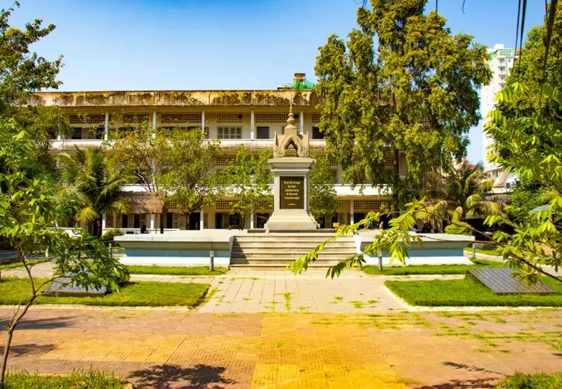 Phnom Penh - Tuol Sleng Genocide Museum, Killing Fields & Russian Market