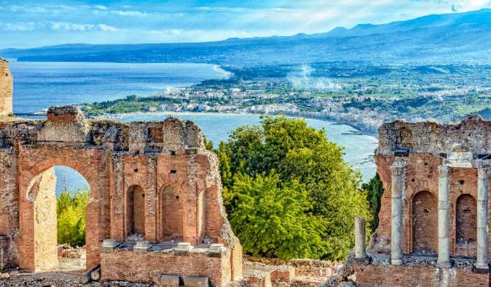 Giardini Naxos (tours to Taormina)