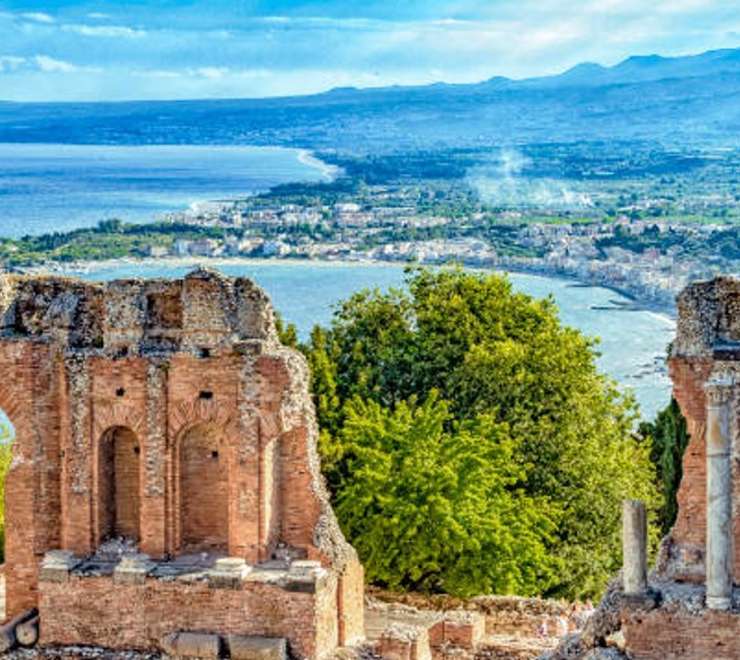 Giardini Naxos (tours to Taormina)