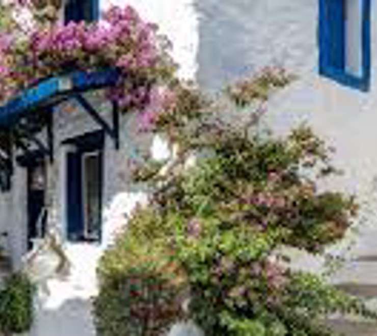 Wander through Chora and the Kastro