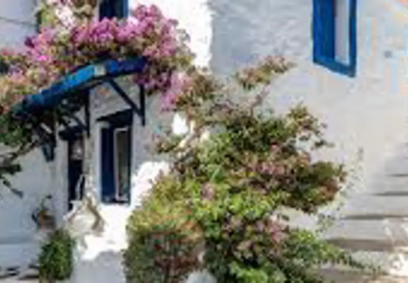 Wander through Chora and the Kastro