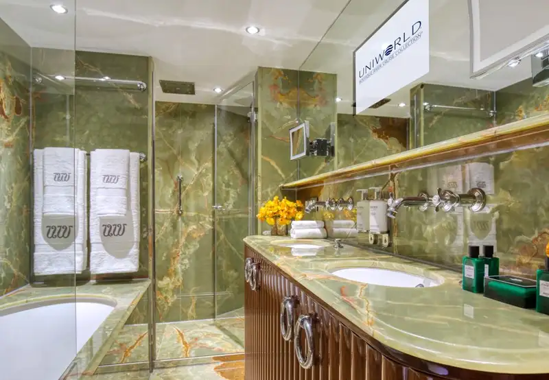 Suite Bathroom