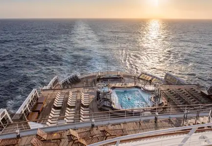 Pool Deck Queen Mary 2
