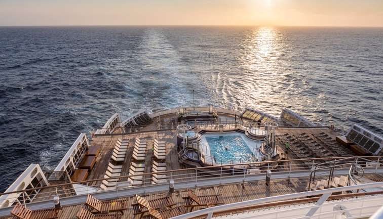 Pool Deck Queen Mary 2