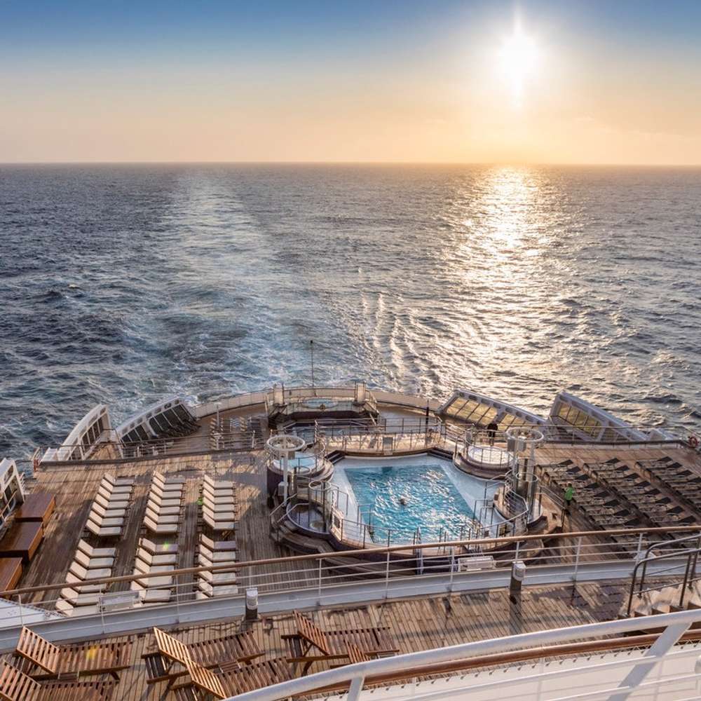 Pool Deck Queen Mary 2