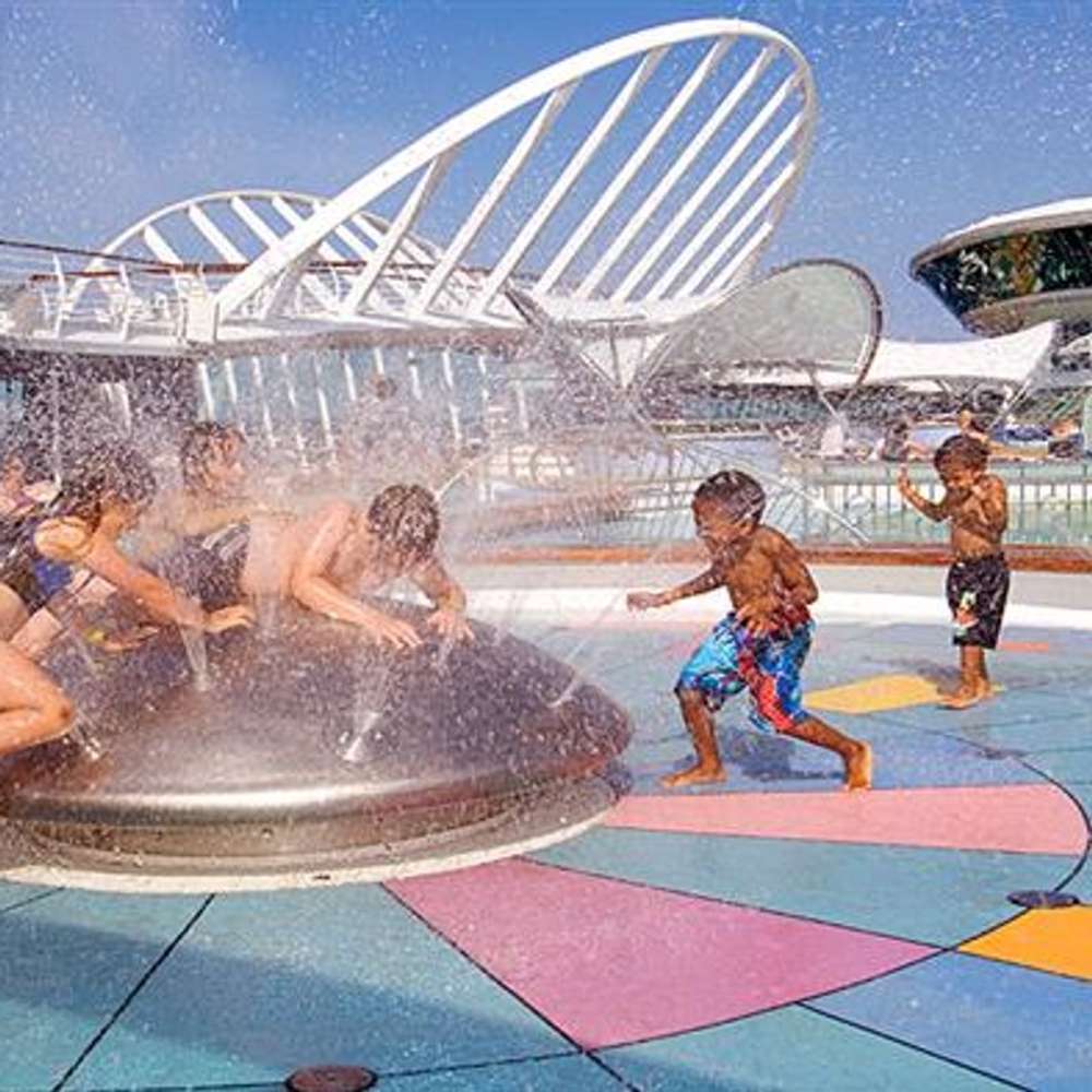 ENCHANTMENT OF THE SEAS Pool Deck