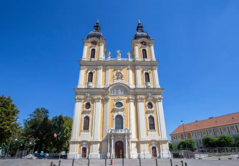 Kalocsai Nagyboldogasszony-főszékesegyház (Kalocsa Cathedral of the Assumption of Mary)