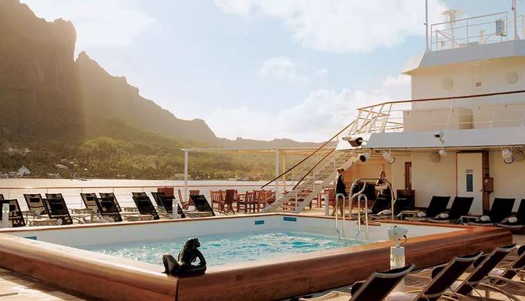 MS PAUL GAUGUIN pool