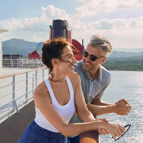 Pool Deck Queen Mary 2