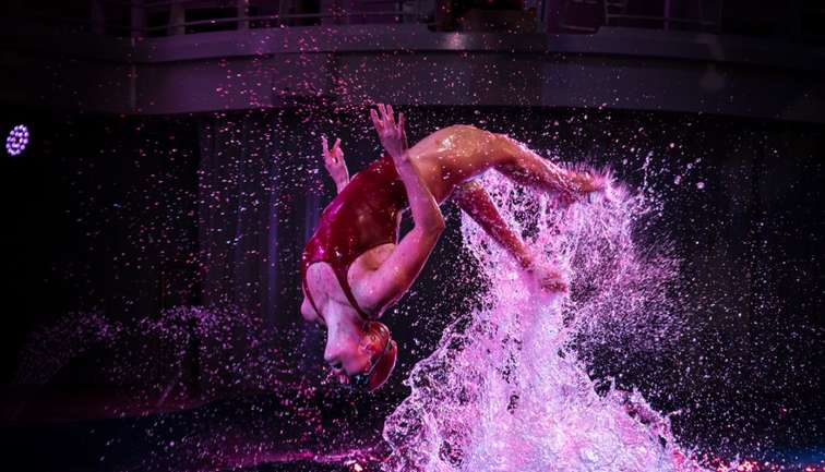AquaTheater acrobatics