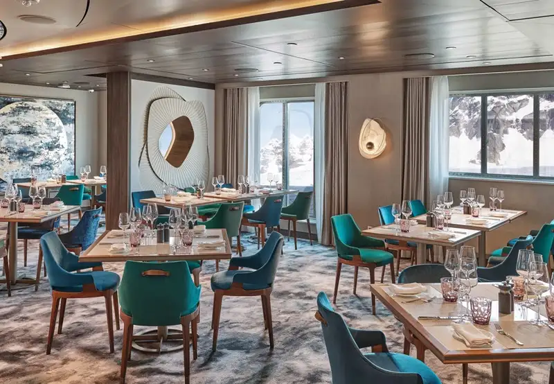 Explorer Lounge