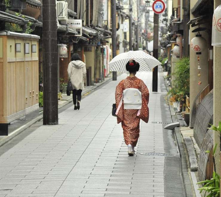 Kyoto - Gion District Walk with Maiko