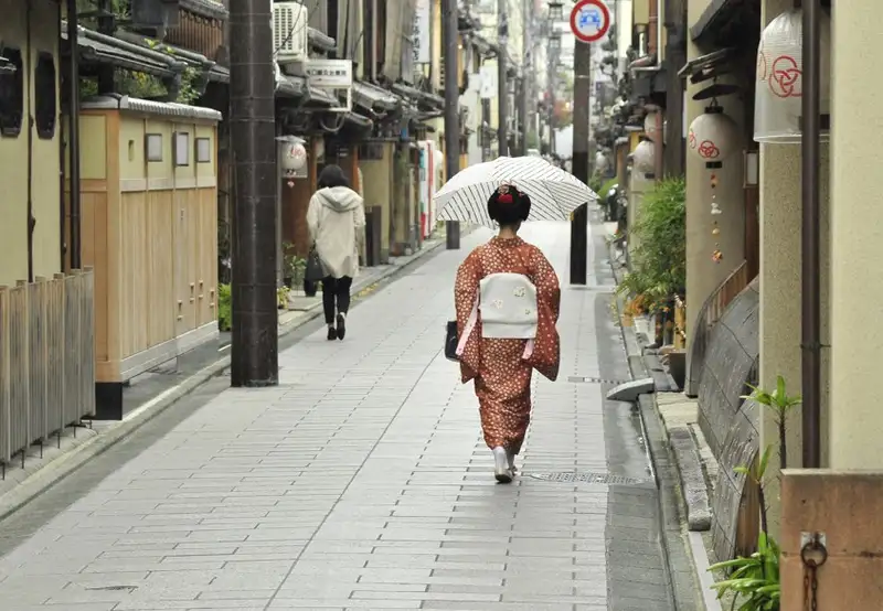 Kyoto - Gion District Walk with Maiko