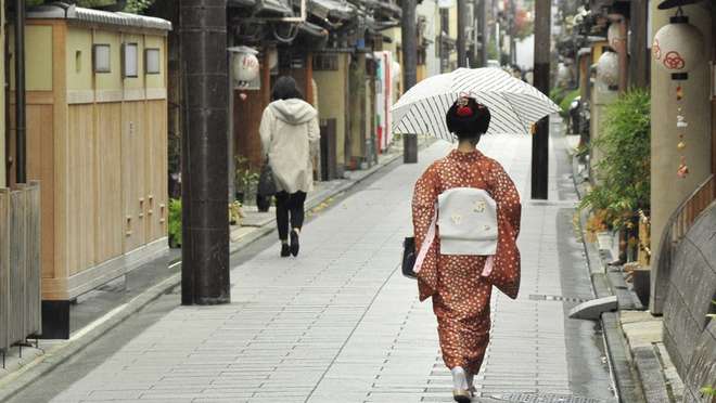 Gion District Walk with Maiko