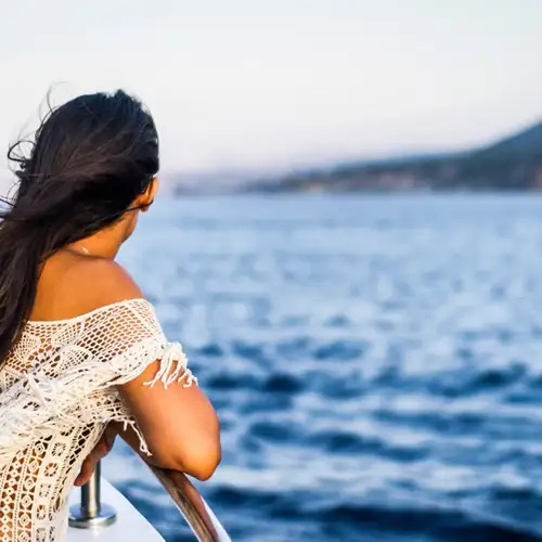 women on cruise