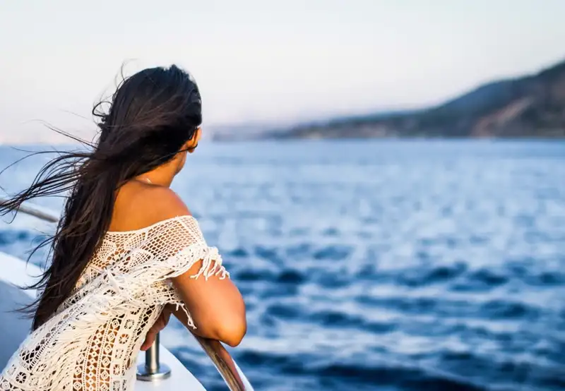 women on cruise