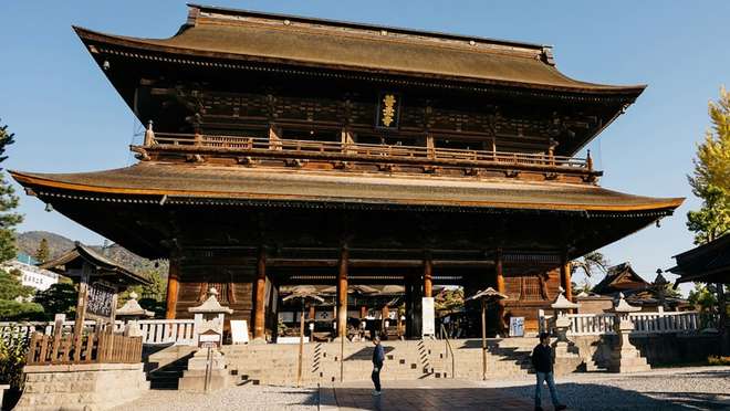 Nagano tour, featuring Zenko-ji temple and a local sake brewery