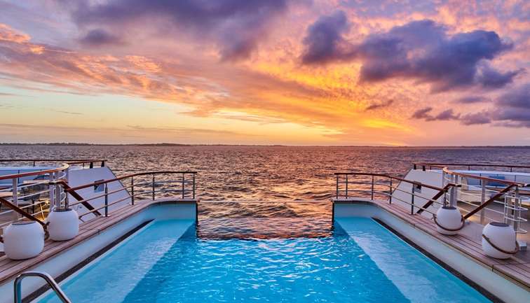 LE JACQUES CARTIER Pool