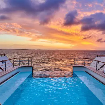 LE JACQUES CARTIER Pool