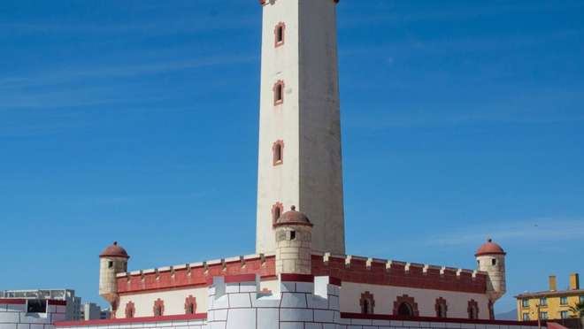 Discover an elegant Chilean colonial city beside golden beaches and clear desert skies.