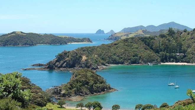 Explore the birthplace of modern New Zealand amid a beautiful island-studded bay.