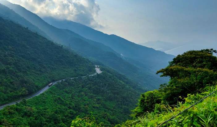 Travel Hoi An - Hue (Passing over Hai Van pass)