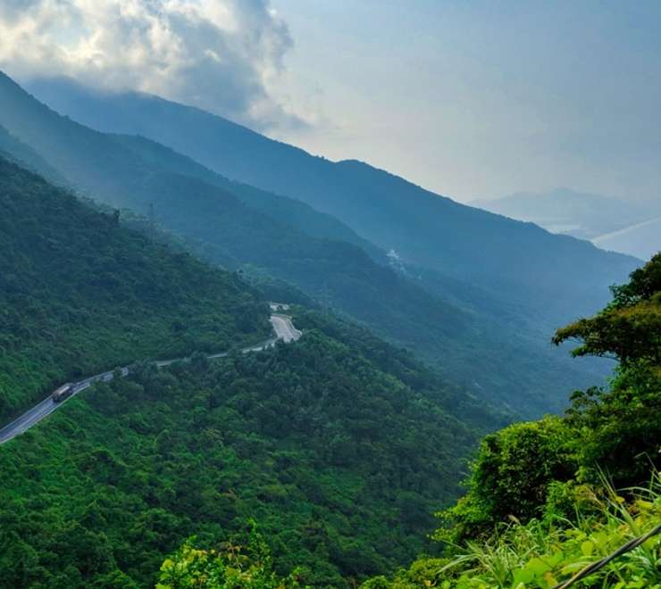 Travel Hoi An - Hue (Passing over Hai Van pass)