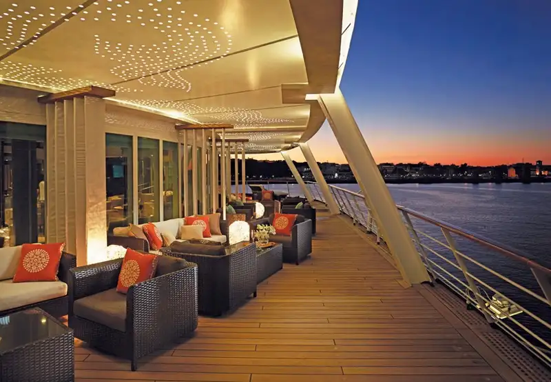 Horizon Lounge
