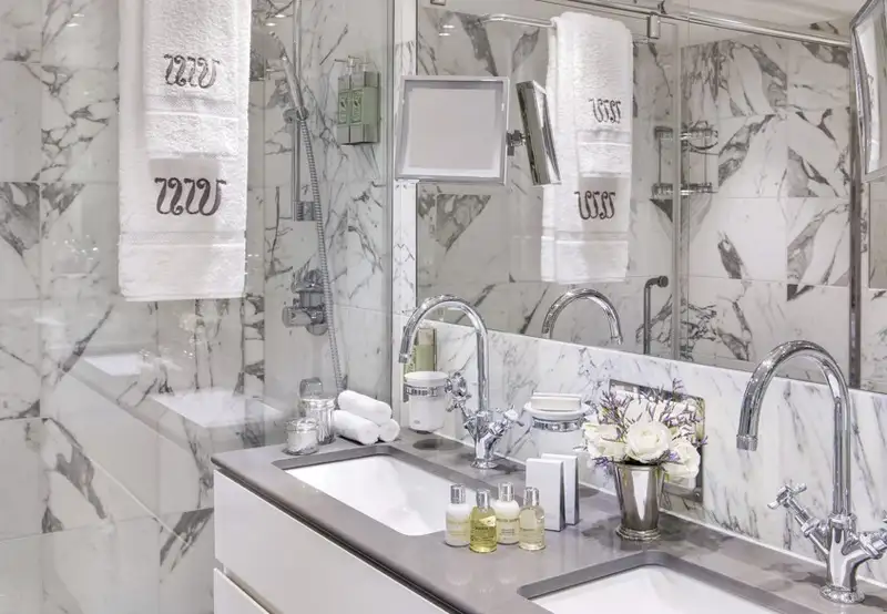 Suite Bathroom
